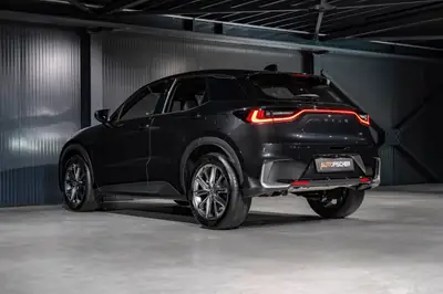 Lexus LBX FWD Elegant — Petit SUV hybride urbain, à peine roulé — Miniature 8