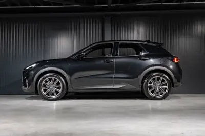 Lexus LBX FWD Elegant — Petit SUV hybride urbain, à peine roulé — Miniature 9