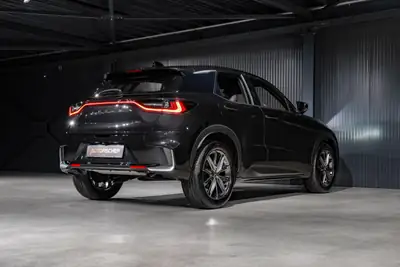 Lexus LBX FWD Elegant — Petit SUV hybride urbain, à peine roulé — Miniature 7