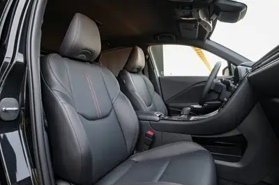 Lexus LBX FWD Elegant — Petit SUV hybride urbain, à peine roulé — Miniature 11