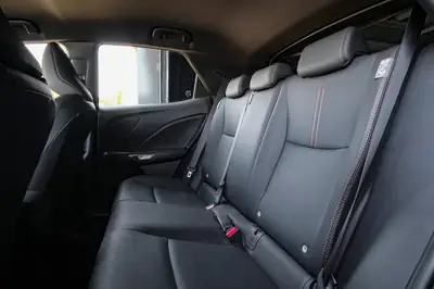 Lexus LBX FWD Elegant — Petit SUV hybride urbain, à peine roulé — Miniature 12