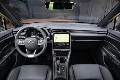 Lexus LBX FWD Elegant — Petit SUV hybride urbain, à peine roulé — Miniature 15