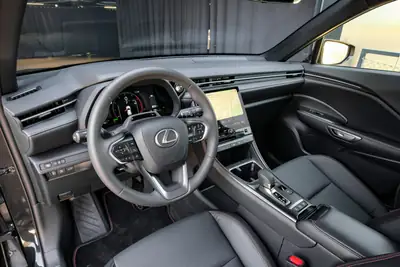 Lexus LBX FWD Elegant — Petit SUV hybride urbain, à peine roulé — Miniature 13
