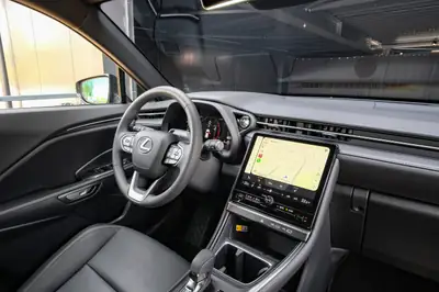 Lexus LBX FWD Elegant — Petit SUV hybride urbain, à peine roulé — Miniature 14