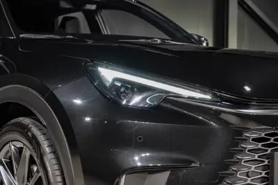 Lexus LBX FWD Elegant — Petit SUV hybride urbain, à peine roulé — Miniature 24