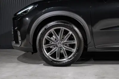 Lexus LBX FWD Elegant — Petit SUV hybride urbain, à peine roulé — Miniature 26