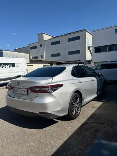 Toyota Camry 2.5 Hybrid Premium — Élégance et efficacité énergétique — side view