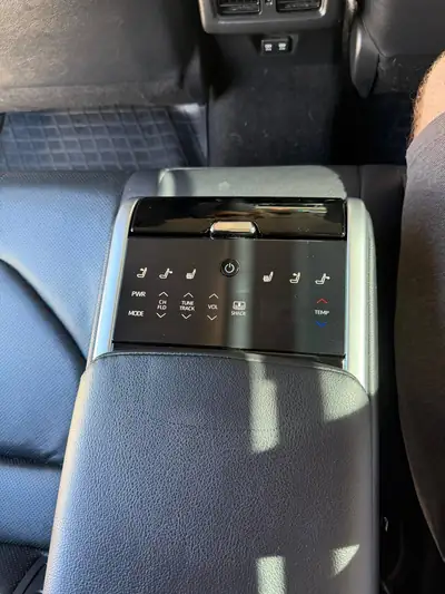 Toyota Camry 2.5 Hybrid Premium — Élégance et efficacité énergétique — detail