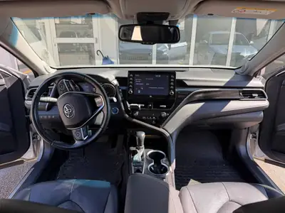 Toyota Camry 2.5 Hybrid Premium — Élégance et efficacité énergétique — dashboard