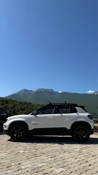 Jeep Avenger 1.2 MHEV 4xe Upland — SUV hybride compact, garantie usine jusqu'à 2028 — interior