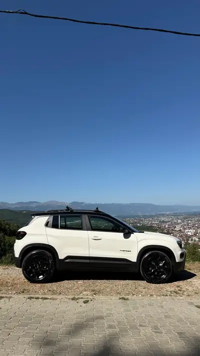 Jeep Avenger 1.2 MHEV 4xe Upland — SUV hybride compact, garantie usine jusqu'à 2028 — dashboard