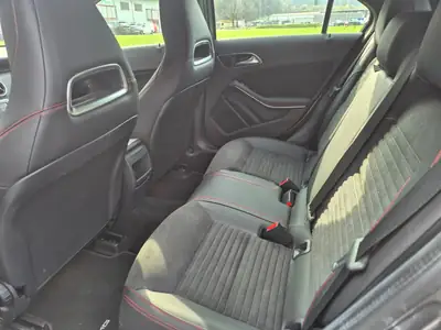 Mercedes-Benz A 180 AMG Line — Élégance compacte, 35 000 km seulement — Armaturenbrett