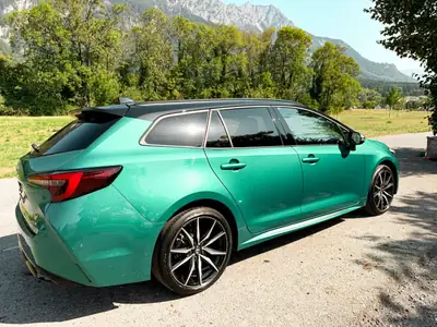Toyota Corolla 2.0 HSD GR Sport — Hybride performant, break spacieux et économe — rear view
