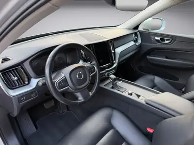 Volvo XC60 D4 AWD Momentum — SUV premium diesel, 96'300 km, tout équipé — Miniature 9