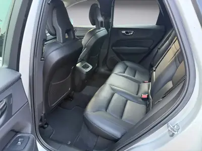 Volvo XC60 D4 AWD Momentum — SUV premium diesel, 96'300 km, tout équipé — Miniature 11