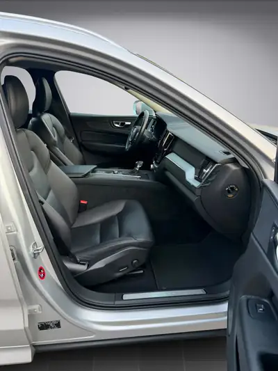 Volvo XC60 D4 AWD Momentum — SUV premium diesel, 96'300 km, tout équipé — Miniature 13