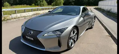 Lexus LC 500h Sport+ — Coupé hybride haute performance, très faible kilométrage — exterior view