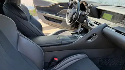 Lexus LC 500h Sport+ — Coupé hybride haute performance, très faible kilométrage — dashboard