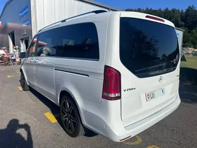 Mercedes-Benz V 250 d BlueTec 4Matic — Monospace premium 6 places, équipement haut de gamme — side view