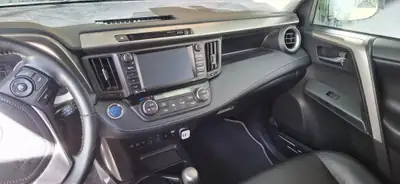 Toyota RAV-4 2.5 HSD Premium — SUV hybride fiable, 93'000 km, sans sinistre — Heckansicht