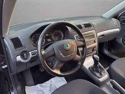 Skoda Octavia Combi 1.4 TSI — Familiale robuste, sans accident, sièges chauffants — Miniature 10