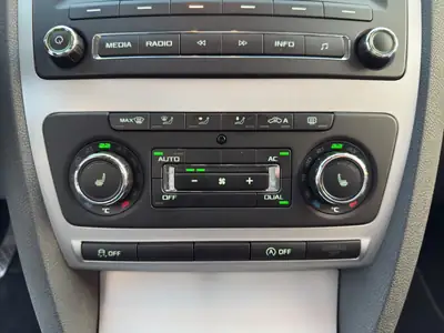 Skoda Octavia Combi 1.4 TSI — Familiale robuste, sans accident, sièges chauffants — Miniature 15