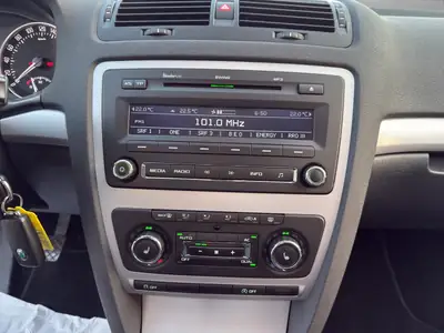 Skoda Octavia Combi 1.4 TSI — Familiale robuste, sans accident, sièges chauffants — Miniature 14