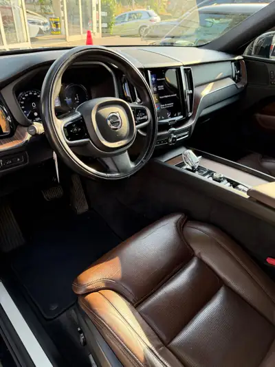 Volvo XC60 T8 eAWD Inscription — SUV hybride rechargeable, 177 600 km — tableau de bord