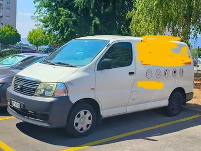 Toyota HI-ACE 2.5 D-4D — Utilitaire polyvalent, 160'000 km, moteur éprouvé — vista esterna