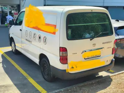 Toyota HI-ACE 2.5 D-4D — Utilitaire polyvalent, 160'000 km, moteur éprouvé — fianco