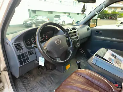 Toyota HI-ACE 2.5 D-4D — Utilitaire polyvalent, 160'000 km, moteur éprouvé — cruscotto