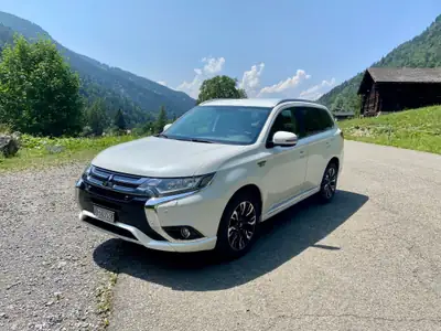 Mitsubishi Outlander PHEV Style — SUV hybride rechargeable 4WD, entretien irréprochable — exterior view