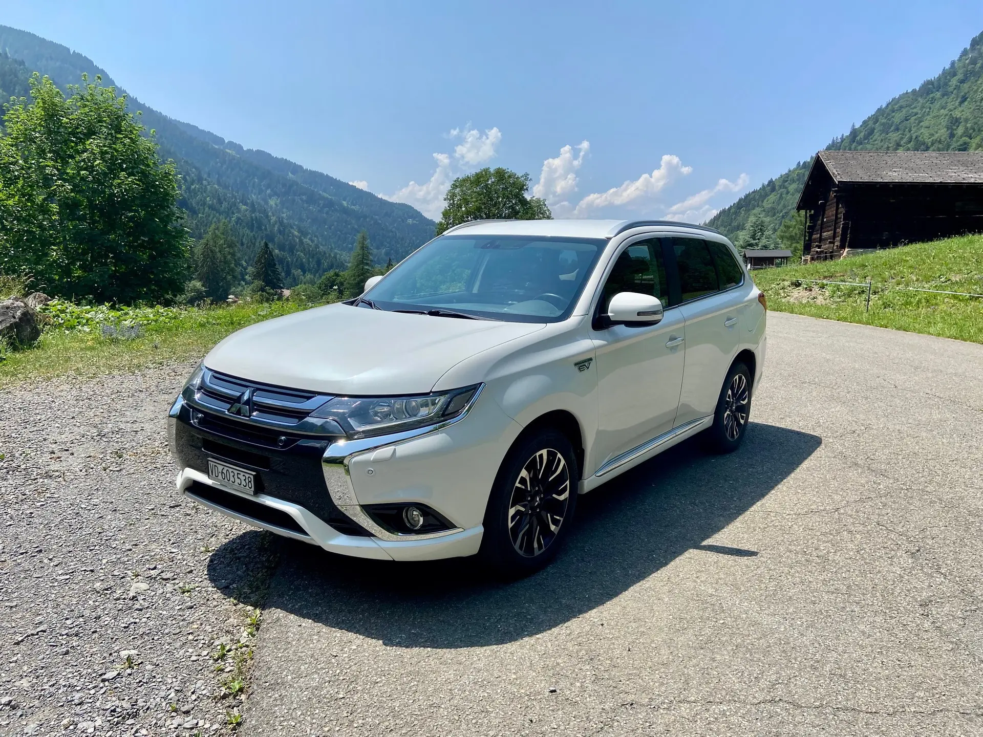 Mitsubishi Outlander PHEV Style — SUV hybride rechargeable 4WD, entretien irréprochable