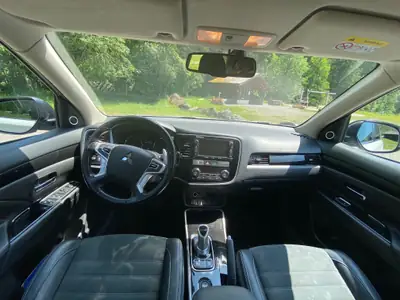 Mitsubishi Outlander PHEV Style — SUV hybride rechargeable 4WD, entretien irréprochable — rear view
