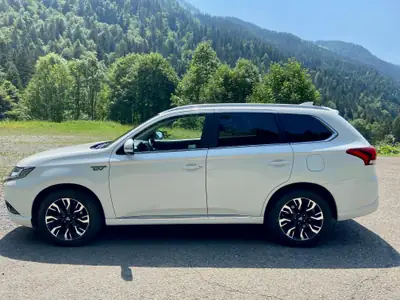 Mitsubishi Outlander PHEV Style — SUV hybride rechargeable 4WD, entretien irréprochable — side view