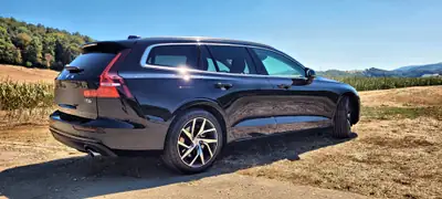 Volvo V60 2.0 T6 Momentum AWD — Berline élégante, 310 ch et traction intégrale — side view