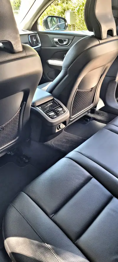 Volvo V60 2.0 T6 Momentum AWD — Berline élégante, 310 ch et traction intégrale — dashboard