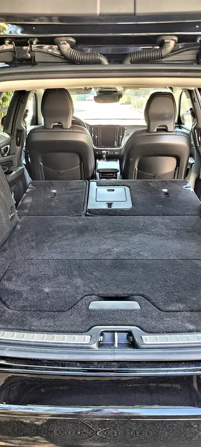 Volvo V60 2.0 T6 Momentum AWD — Berline élégante, 310 ch et traction intégrale — interior
