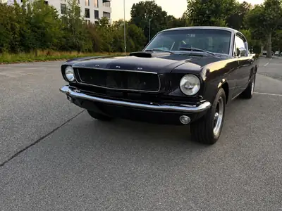 Ford Mustang Fastback 1965 — Légende américaine violet métallisé, 25 000 km — vista esterna