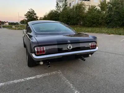 Ford Mustang Fastback 1965 — Légende américaine violet métallisé, 25 000 km — fianco