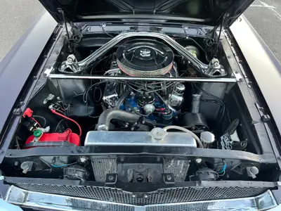 Ford Mustang Fastback 1965 — Légende américaine violet métallisé, 25 000 km — vista posteriore