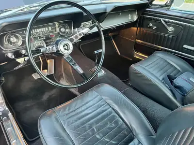 Ford Mustang Fastback 1965 — Légende américaine violet métallisé, 25 000 km — Miniatura 7
