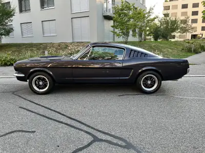 Ford Mustang Fastback 1965 — Légende américaine violet métallisé, 25 000 km — Miniatura 9