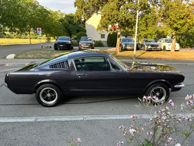 Ford Mustang Fastback 1965 — Légende américaine violet métallisé, 25 000 km — Miniatura 10