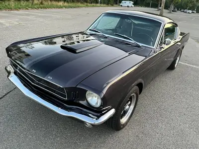Ford Mustang Fastback 1965 — Légende américaine violet métallisé, 25 000 km — Miniatura 20