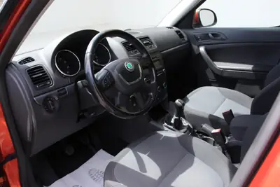 Skoda Yeti 1.8 TSI Ambition 4x4 — SUV compact polyvalent, entretien à jour — Miniature 9