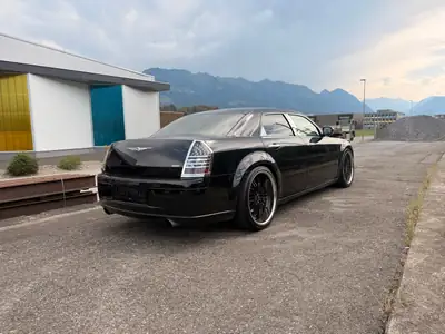 Chrysler 300C SRT8 6.1 HEMI V8 — Muscle car américain rare, 432 ch purs — rear view