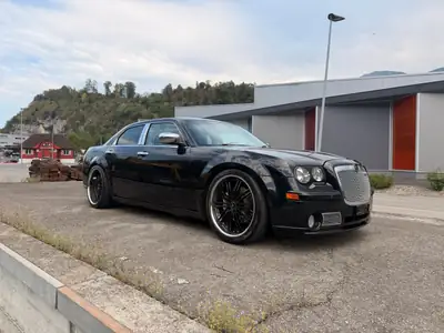 Chrysler 300C SRT8 6.1 HEMI V8 — Muscle car américain rare, 432 ch purs — side view