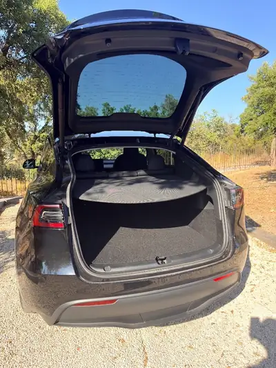 Tesla Model Y RWD 2023 — SUV électrique performant, 54 000 km seulement — rear view