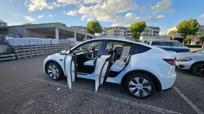 Tesla Model Y Long Range Dual Motor AWD — Performance électrique et autonomie premium — Miniatur 11